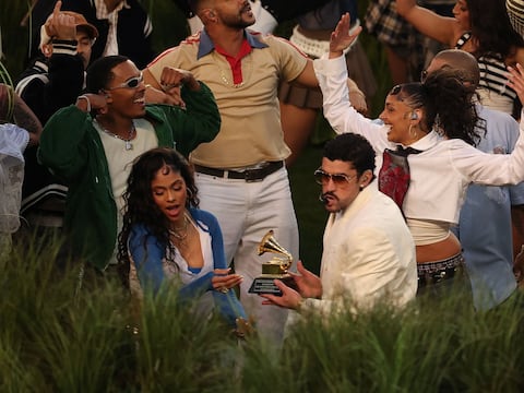 ¿Quién es el niño al que Bad Bunny le dio su Grammy?: la historia detrás del momento viral del Super Bowl 2026