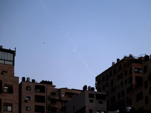 Irán ataca bases en Kuwait y Emiratos y apunta también a Jordania e Israel