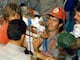 Ted Turner y la cobertura maratónica que consolidó a CNN como potencia informativa: El rescate de ‘baby Jessica’ de un pozo en 1987