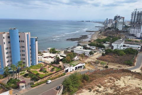 Manta, el ‘refugio’ que compite con Florida: ¿por qué canadienses y estadounidenses eligen esta ciudad para escapar del frío?