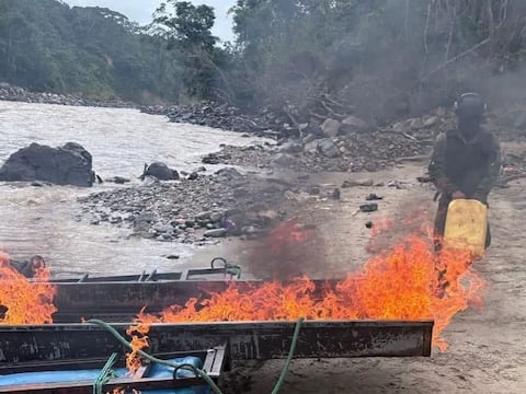 Fuerzas Armadas inhabilitan maquinaria en operativo contra minería ilegal en Morona Santiago