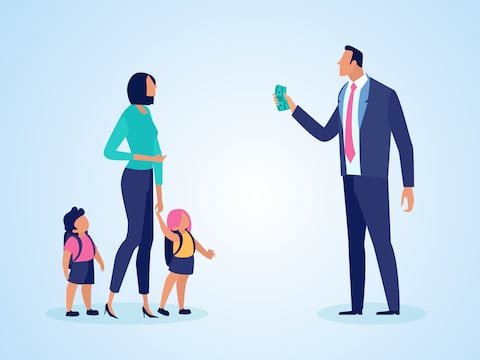 El fin de la pensión alimenticia malgastada: los 9 gastos específicos que la ley prohíbe ignorar para proteger a los hijos