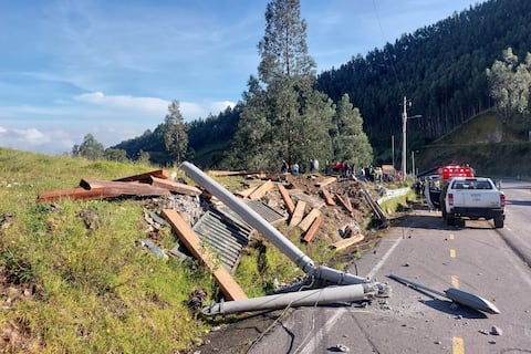 Dos muertos en volcamiento de camión cargado de madera en la vía Quito-Papallacta