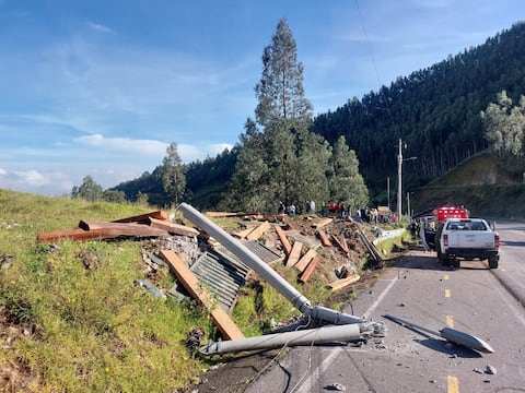 Dos muertos por volcamiento de camión cargado de madera en la vía Quito - Papallacta