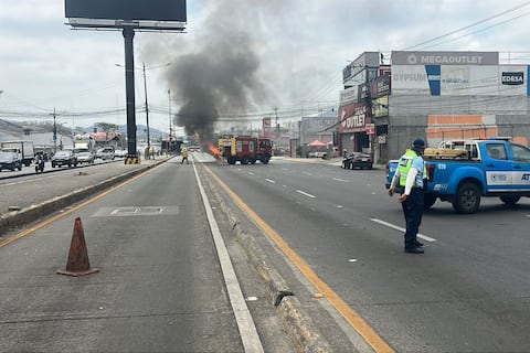 Incendio vehicular motiva cierre parcial en la vía a Daule