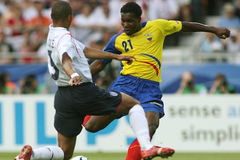 ‘Esa pelota que no entró trajo tristeza a una alegría que sentía todo el país’: Carlos Tenorio y su remate en el poste ante Inglaterra que pudo cambiar la historia de Ecuador en Alemania 2006