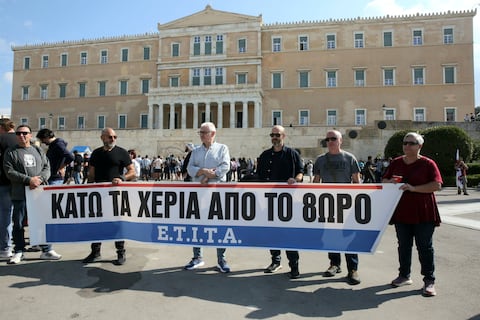 Grecia aprueba ampliar la jornada laboral hasta 13 horas diarias