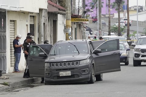 Balean a dos personas que iban en vehículo en la avenida Francisco de Orellana: uno muere y otro queda herido