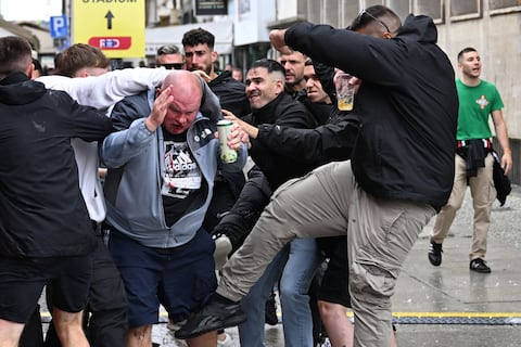 Se registraron altercados entre hinchas del Chelsea y el Betis antes de la final de Conference League