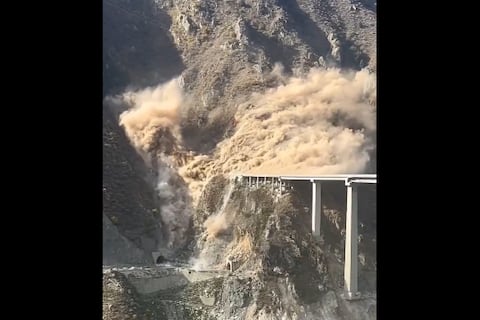 Puente a 230 metros de altura en China colapsa tras detectarse grietas