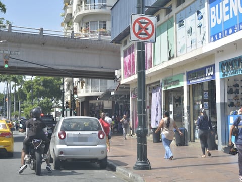 En el centro de Guayaquil identifican más de 10 puntos conflictivos de tráfico y aplican restricción de estacionamiento para ordenar