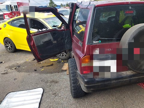 Un muerto y tres heridos tras choque de dos automóviles en Azuay