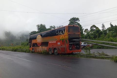 Barandal atravesó bus en la vía Jipijapa-Guayaquil: hecho dejó cuatro heridos