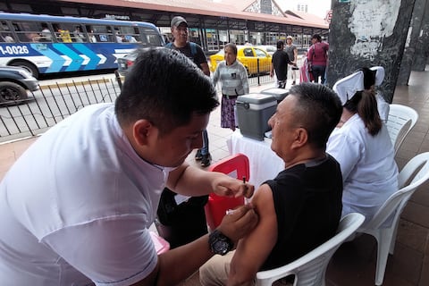 ‘Es temporada de gripe, hay que cuidarse’: ciudadanos se vacunan contra influenza en brigadas instaladas en zonas comerciales de Guayaquil