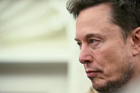 Grokipedia debuta con 885.000 artículos: Elon Musk promete que será “mejor que Wikipedia”
