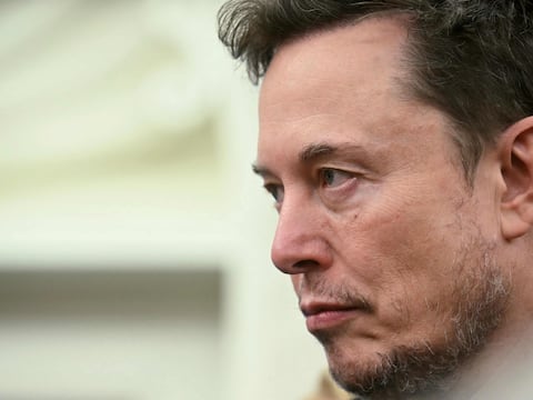 Grokipedia debuta con 885.000 artículos: Elon Musk promete que será “mejor que Wikipedia”