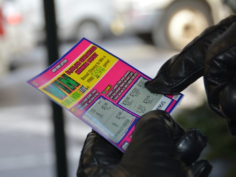 Gana la lotería pero no puede retirar su premio por una deuda con el Seguro Social: el hombre alega que otra persona cometió fraude con su número