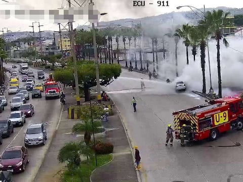 Casi 20 carros en promedio se incendiaron en Guayaquil en el 2025: en el arranque de 2026 van 4 alertas, mientras bomberos instan a tomar recomendaciones