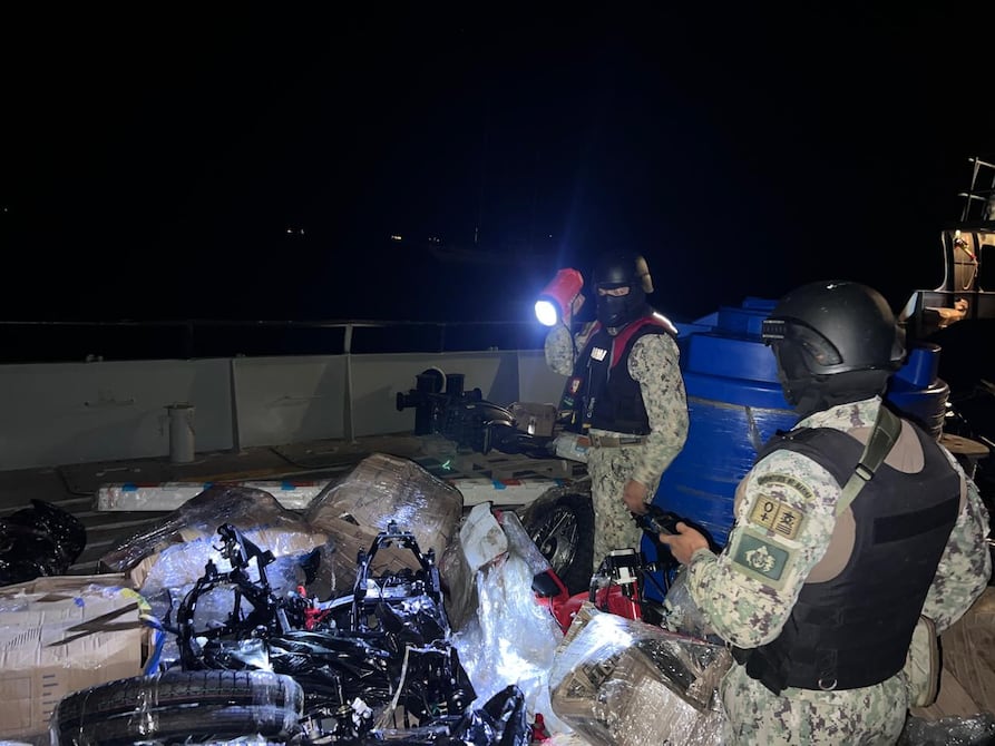 Partes de motos, material aurífero y cangrejos congelados detectan en embarcación en Galápagos