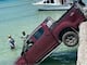 Camioneta doble cabina cae al mar en muelle de Puerto Villamil