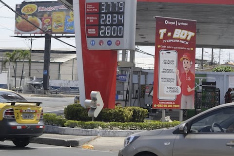 Desde 10 centavos hasta 14 dólares, precio de gasolina en el mundo. Ecuador está en el puesto 23 de 170 países