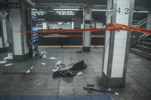 Hombre que decía ser “Lucifer” apuñala a tres personas en el metro de Nueva York y es abatido por la Policía