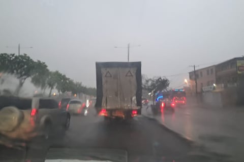 Guayaquil enfrenta tormenta eléctrica, fuertes lluvias y la pleamar más alta del año