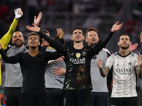 Así le celebraron los compañeros del PSG a Willian Pacho tras ser elegido MVP de la semifinal de la Champions League