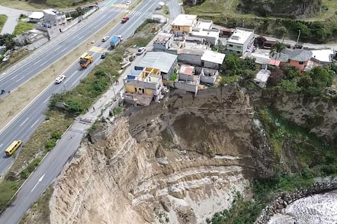 ‘Mi casa está cuarteada, no tengo ni terreno’: la erosión del río Monjas amenaza a predios entre El Condado y la Mitad del Mundo