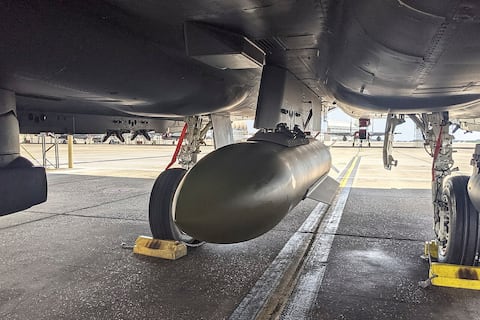 GBU-72: La nueva bomba ‘inteligente’ de 5,000 libras que debutó en combate destruyendo bases subterráneas