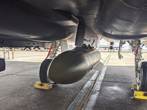GBU-72: La nueva bomba ‘inteligente’ de 5,000 libras que debutó en combate destruyendo bases subterráneas