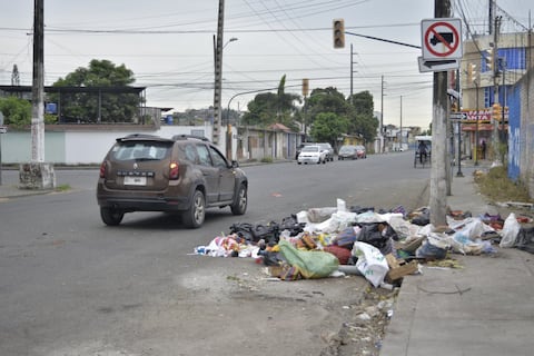 Vecinos se quejan por acumulación de basura en ciertos sectores de Durán: ‘El mal olor se mantiene y hay moscas’
