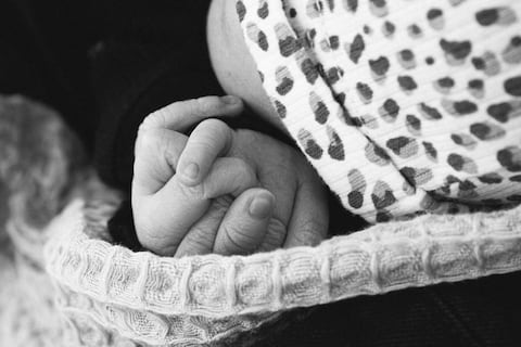 Investigan la muerte de una bebé en Guayaquil tras presunto consumo de bebida energizante