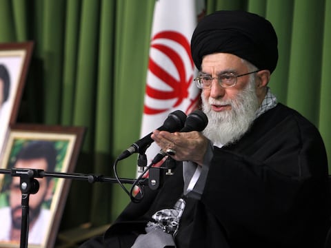 Atacan edificio donde se elegirá al sucesor de Alí Jamení, clérigos estarían a salvo