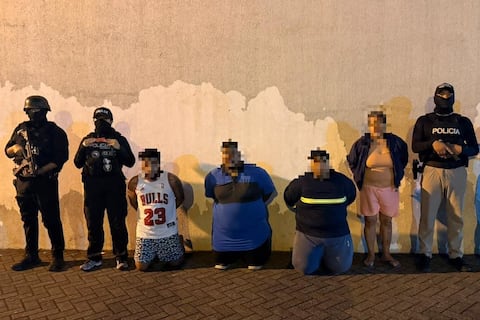 En Guayaquil detienen a tres estudiantes y una ama de casa acusados de extorsionar a comerciantes de Cuenca