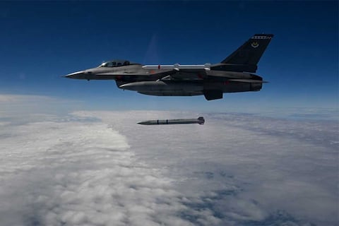 “Para atacar y derrotar amenazas de alto valor”: Fuerza Aérea de Estados Unidos prueba lanzamiento del misil aire-superficie SiAW