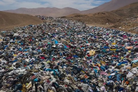 “Intercambia tu ropa y previene el residuo textil”: Este país de Suramérica intenta despejar un desierto contaminado por montañas de ropa