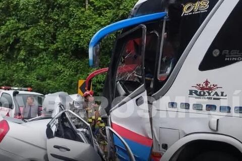 Choque entre un bus y un automóvil en la vía Alóag-Santo Domingo deja cinco muertos