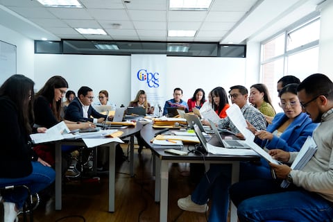 Fiscalía llama a asambleístas de la RC a reconocer firmas en una denuncia en contra de Cynthia Jacho, integrante de la comisión que elige al fiscal de Ecuador