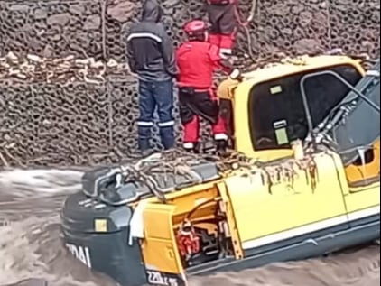 Intensa lluvia en Quito causó que trabajadores quedaran atrapados en el río Machángara: bomberos lograron su rescate