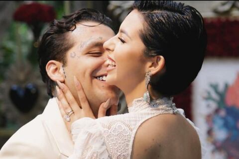 Ángela Aguilar y su foto familiar festiva al recibir el 2025