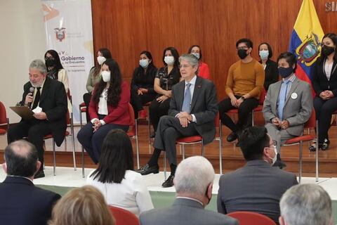 Gobierno mantiene cuatro consejerías ad honorem y tres pagadas