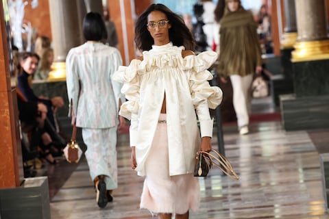 Louis Vuitton presentó en París una colección cómoda “como en casa”