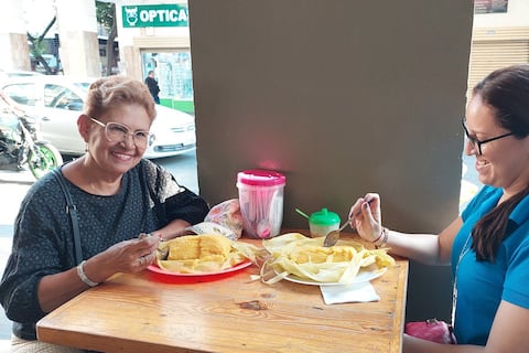 ‘Las más grandes, puro choclo y queso manaba’: humitas de una libra y cuarto atraen a clientes en el centro de Guayaquil
