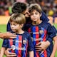 Los hijos de Gerard Piqué lo acompañaron al Camp Nou y Shakira fue la gran ausente: así jugaron a la pelota Milan y Sasha en la despedida de su padre del Barcelona