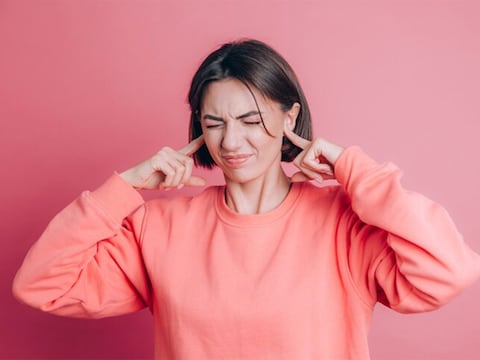 El origen del zumbido en el oído: Científicos descubren la conexión oculta entre el tinnitus, la serotonina y el sueño