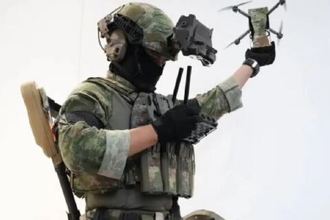 China sigue imparable en la industria de los drones, ahora diseña un exoesqueleto para operar drones y cansarse menos