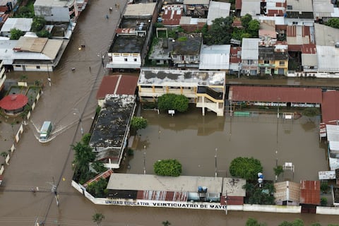 ‘El agua nos llega hasta los hombros’: fuertes lluvias afectan al 70 % del cantón Milagro y suma 20.000 personas afectadas