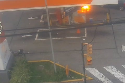 Furgoneta se incendió en gasolinera de la avenida Carlos Julio Arosemena