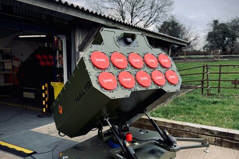 El ‘enjambre instantáneo’ ya es realidad: Así funciona el cargador británico que lanza drones como si fueran balas